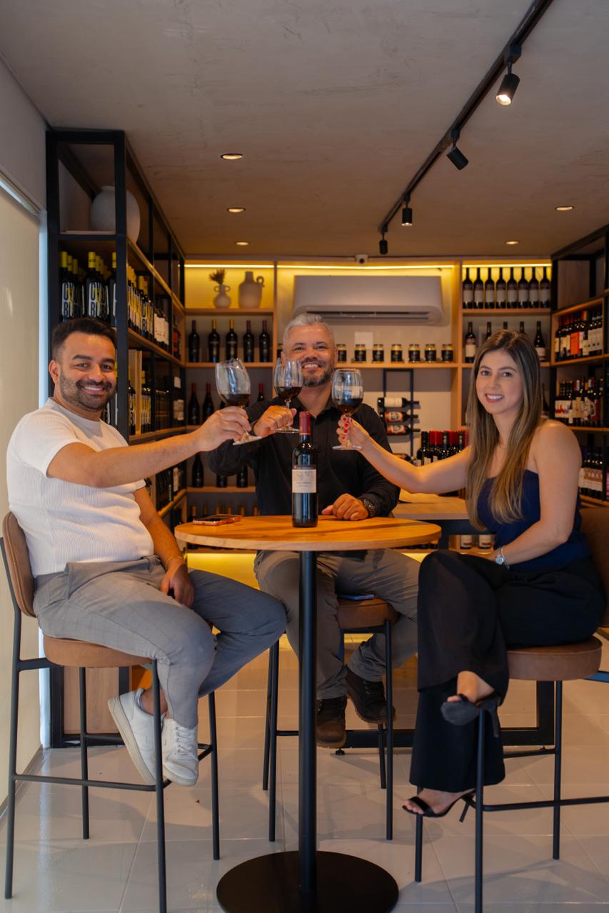 Projeto Projeto • ENTRE VINHOS — Gourmet & Adegas