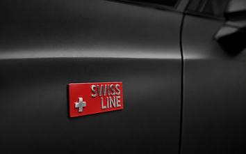 Individuelles 3D Emblem SWISS LINE mit Schweizerkreuz für AMAG – modellübergreifender Serieneinsatz