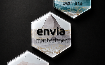 Individuelle Acrylglas-Badges für AMAG Envia Sondereditionen Bernina, Matterhorn und Rigi