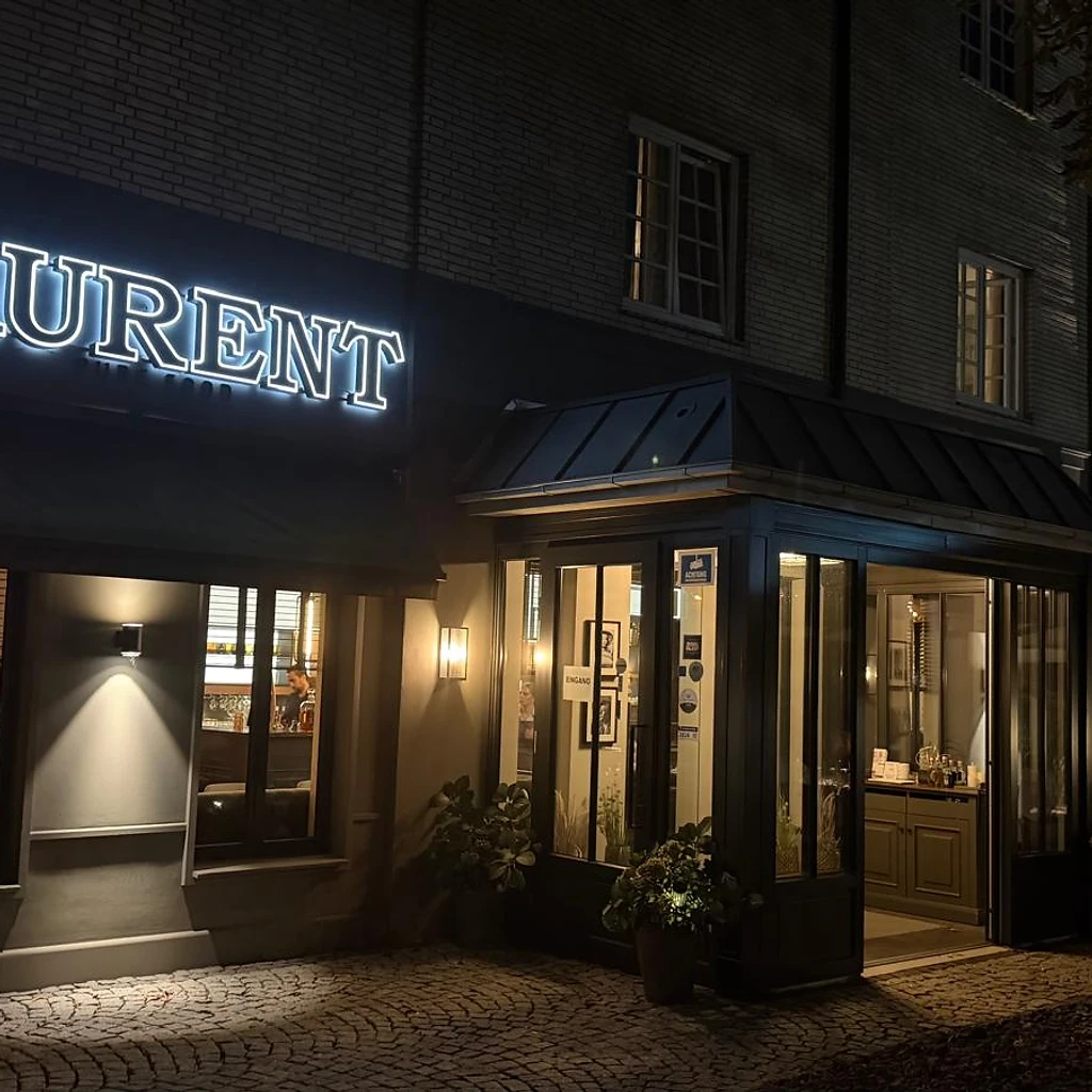Restaurant Laurent in Hamburg Rahlstedt am Abend - beleuchtete Fassade mit LAURENT-Schriftzug