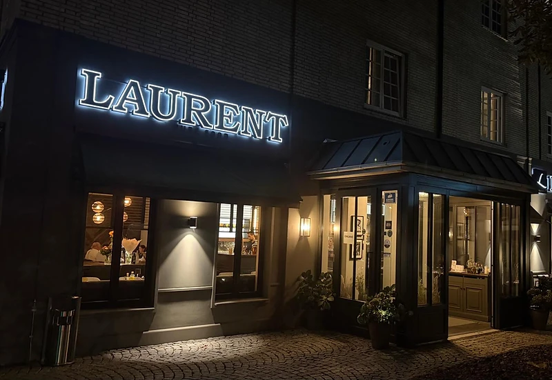 Restaurant Laurent in Hamburg Rahlstedt am Abend - beleuchtete Fassade mit LAURENT-Schriftzug