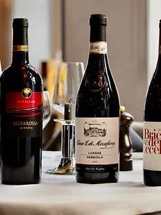 Italienische Weine am gedeckten Tisch im Restaurant Laurent