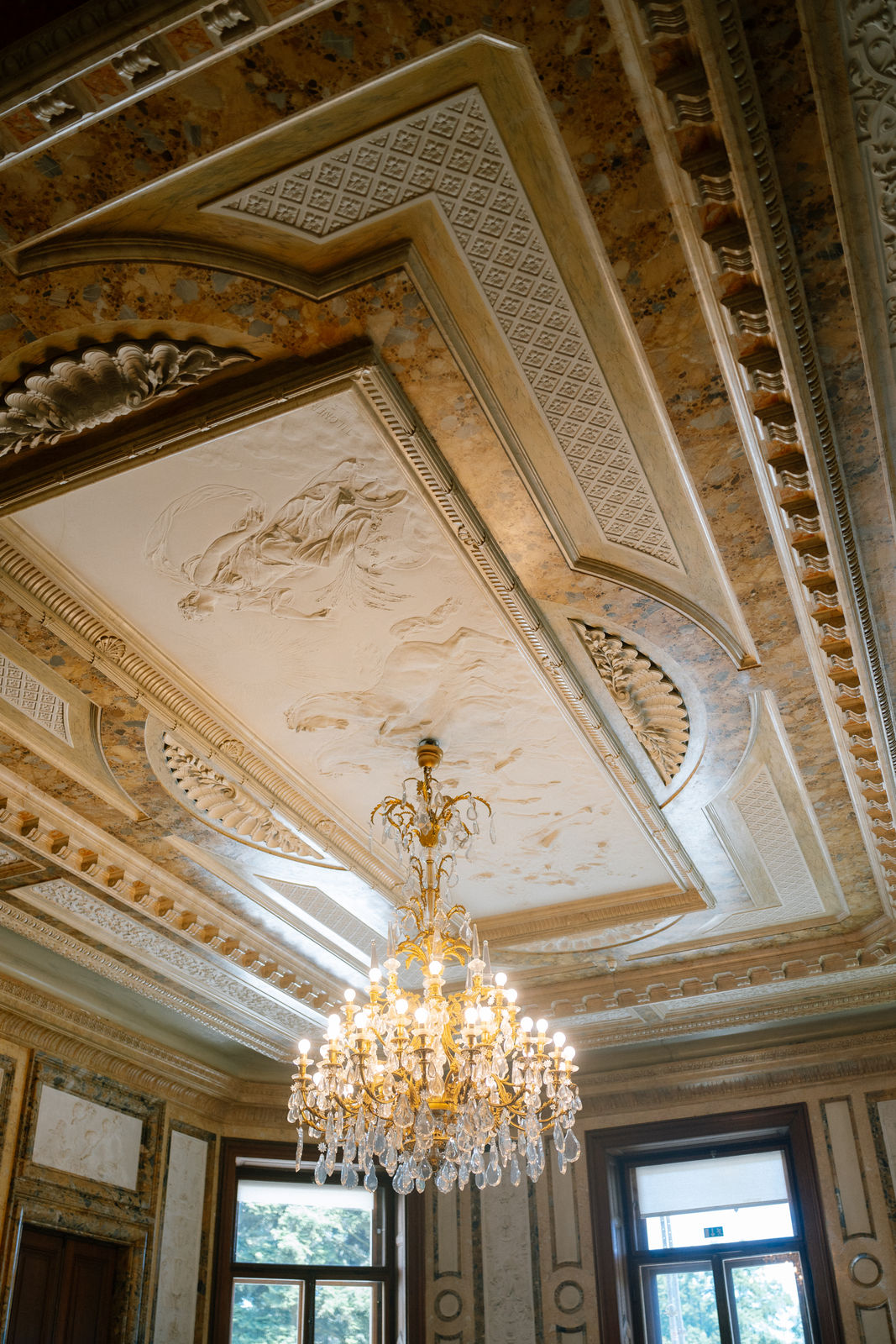 Prunkdecke mit Kronleuchter im historischen Interieur