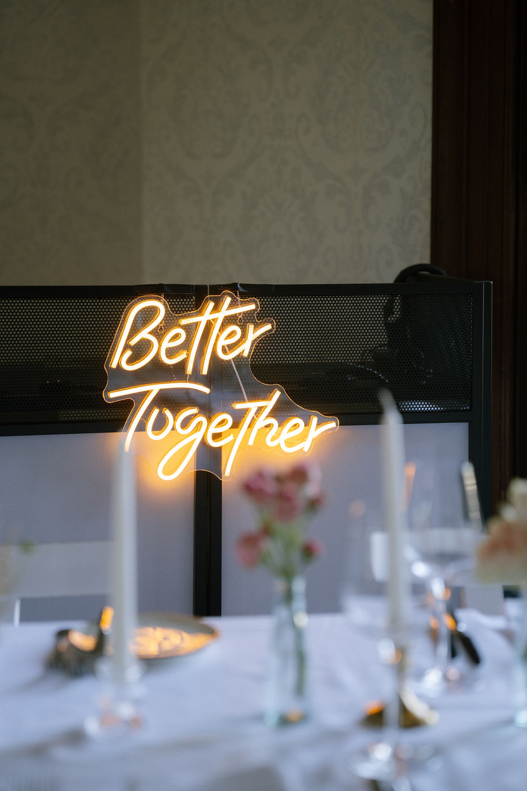 Elegante Tischdekoration beim Hochzeitsempfang