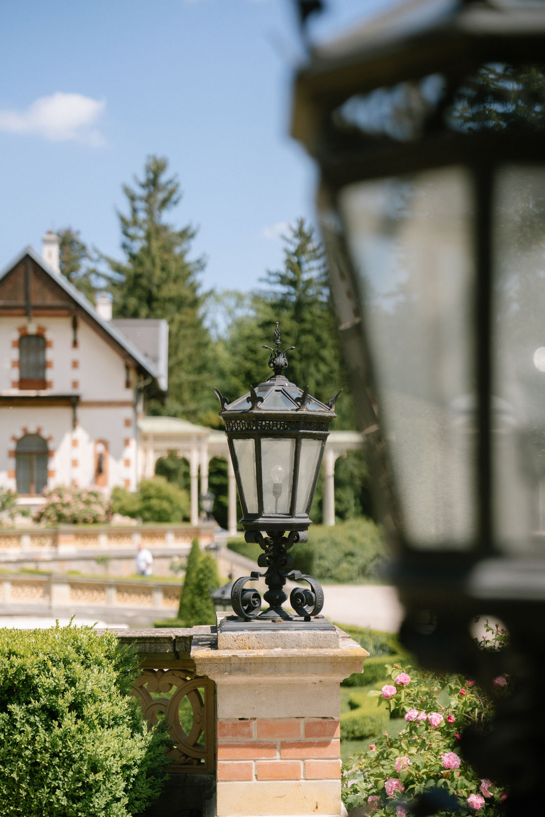 Historische Gartenlaterne vor der Hermesvilla
