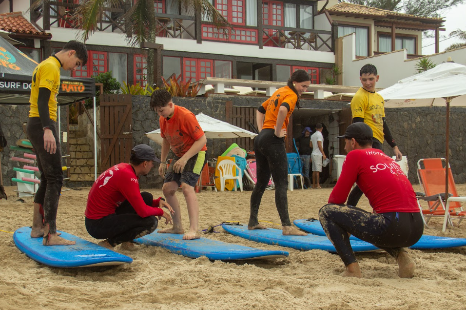 Prática do pop-up na areia antes de entrar no mar