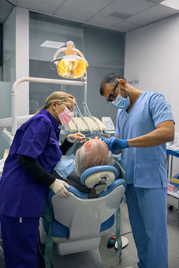 Profesionales de la clínica dental Estétic Bucal Center atendiendo a un paciente