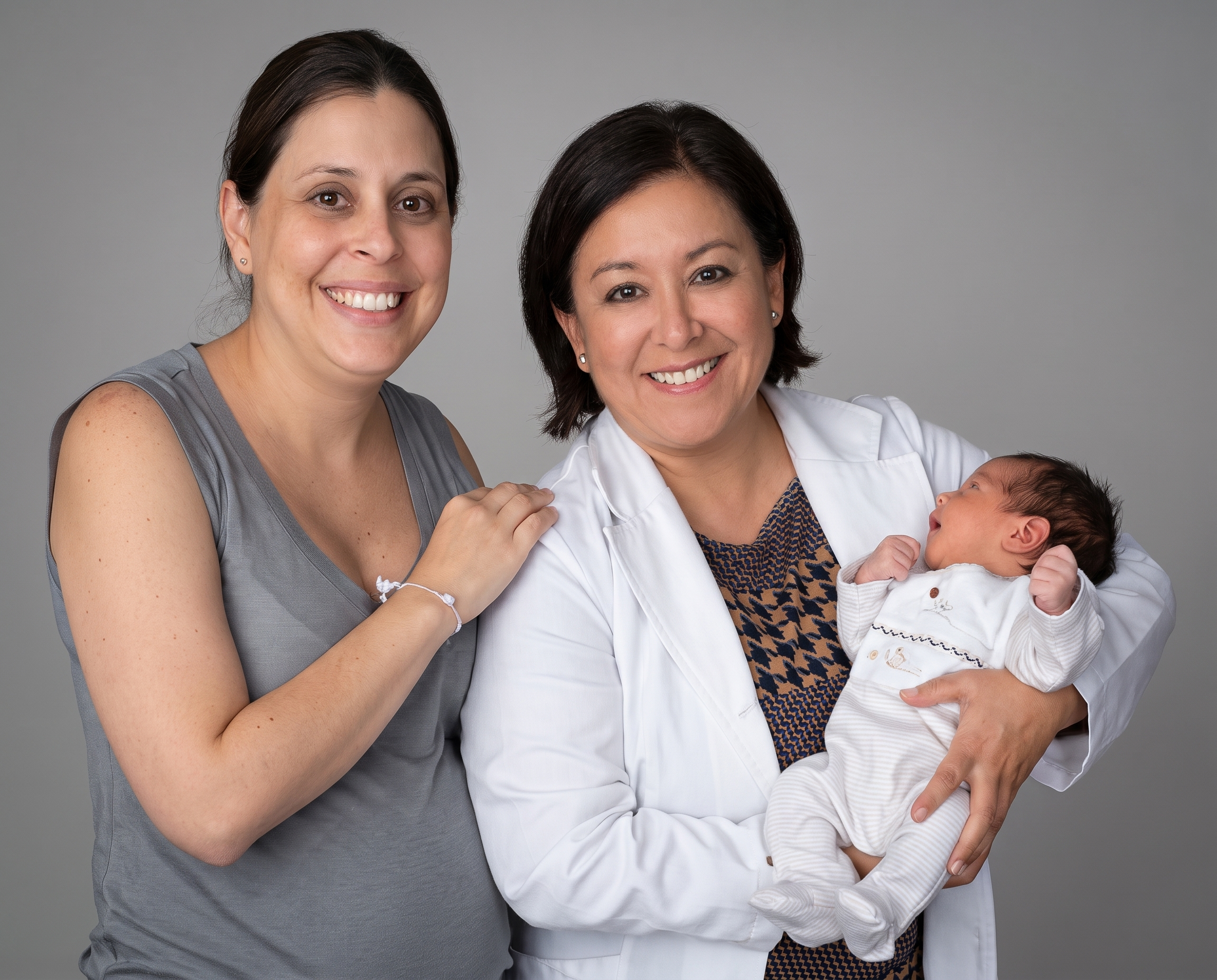 Dra. Luz con un recién nacido y la madre