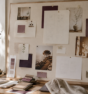 Détail de travail créatif avec carnet, moodboard, matières et ordinateur
