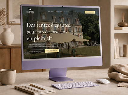 iMac violet affichant le site de La Tente Normande dans un intérieur beige chaleureux