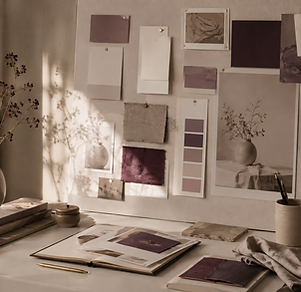 Détail de travail créatif avec carnet, moodboard, matières et ordinateur