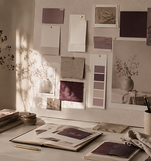 Détail de travail créatif avec carnet, moodboard, matières et ordinateur