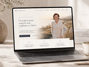 Laptop affichant le site 2026 de Mathilde Letierce dans un univers beige lumineux