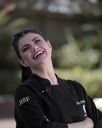 Irene Miari rindo em luz natural