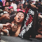 Voaygang in the crowd