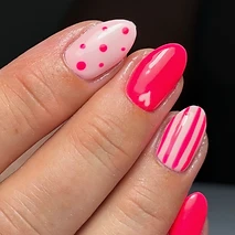 Nail art rose pastel et magenta, pois et cœur, prothésiste ongulaire Maëva Beauty Juvigny Haute-Savoie