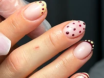 Nail art nude et bordeaux, pointillés et french foncée, pose gel Maëva Beauty Juvigny Haute-Savoie