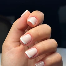French manucure classique blanc et nude sur ongles courts, Maëva Beauty Juvigny Haute-Savoie