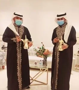 قهوجيان يحملان دلال ذهبية في قاعة مناسبات جاهزة للاستقبال