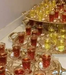 صواني شاي عربية ذهبية مرتبة بعناية لتقديمها في المناسبات