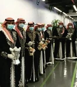 فريق قهوجيين سعوديين بزي تراثي مطرّز يحملون دلال ذهبية