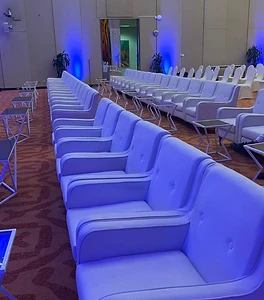 قاعة افتتاح كبرى بإضاءة ملوّنة