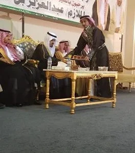 قهوجي تراثي يقدم الضيافة لكبار ضيوف مناسبة رسمية