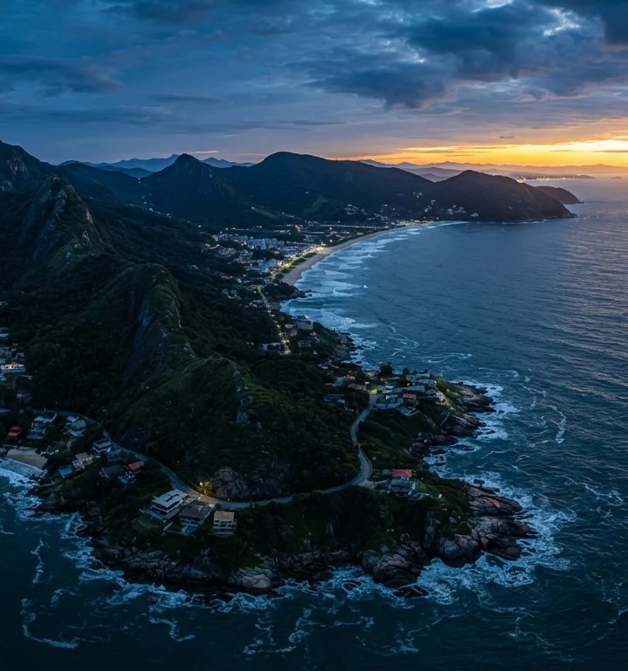 Vista aérea do litoral de Florianópolis ao amanhecer destacando o relevo topográfico