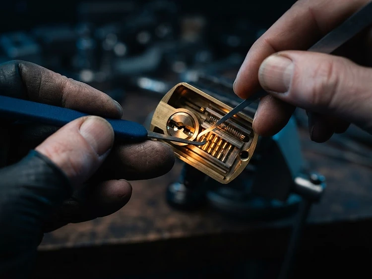 Artisan serrurier au travail