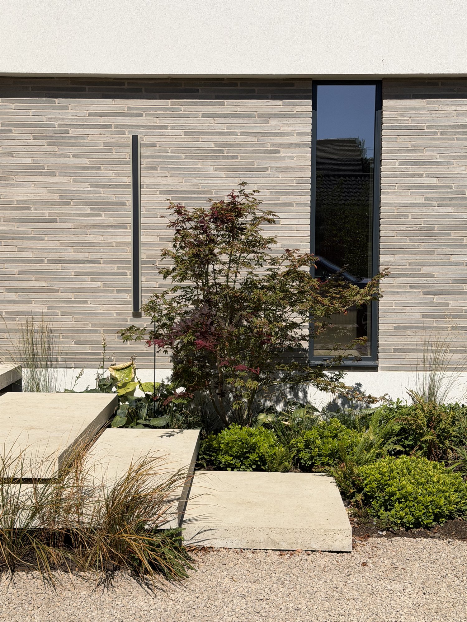 Entrance steps and the vertical window
