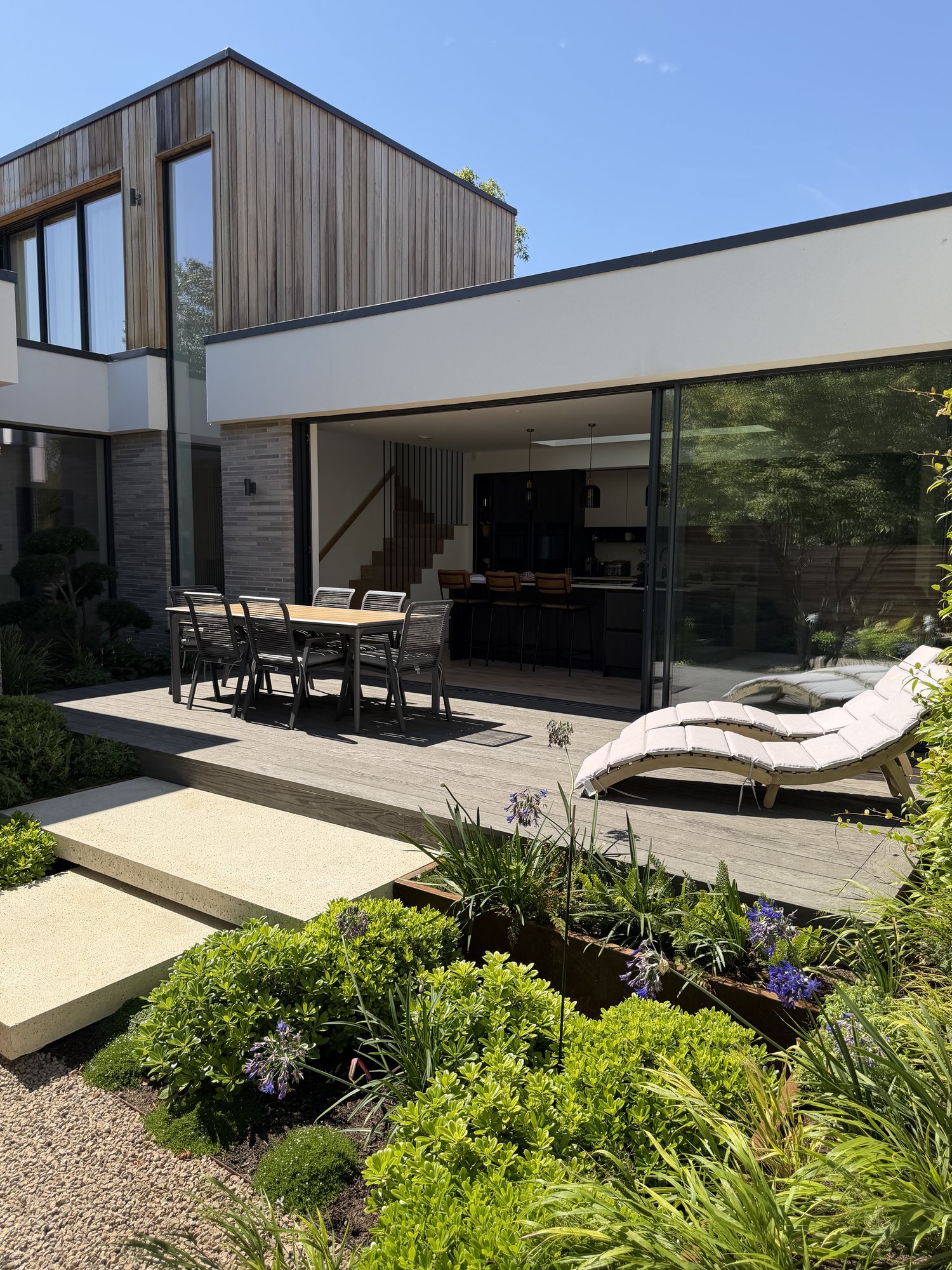 Deck, dining area and Corten-steel planters