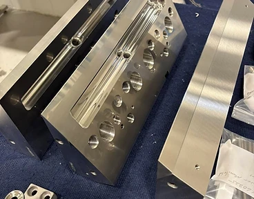 Manifold block – CNC milling / drilling, Aluminium