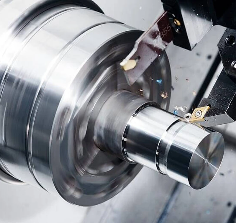 CNC-Drehbearbeitung eines Stahlbauteils in der Fertigung von BAKSAN Makine