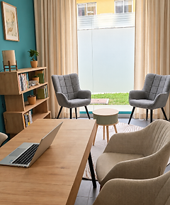 Sala de atendimento da Clínica Mundo da Psicologia, com poltronas, estante de livros e luz natural