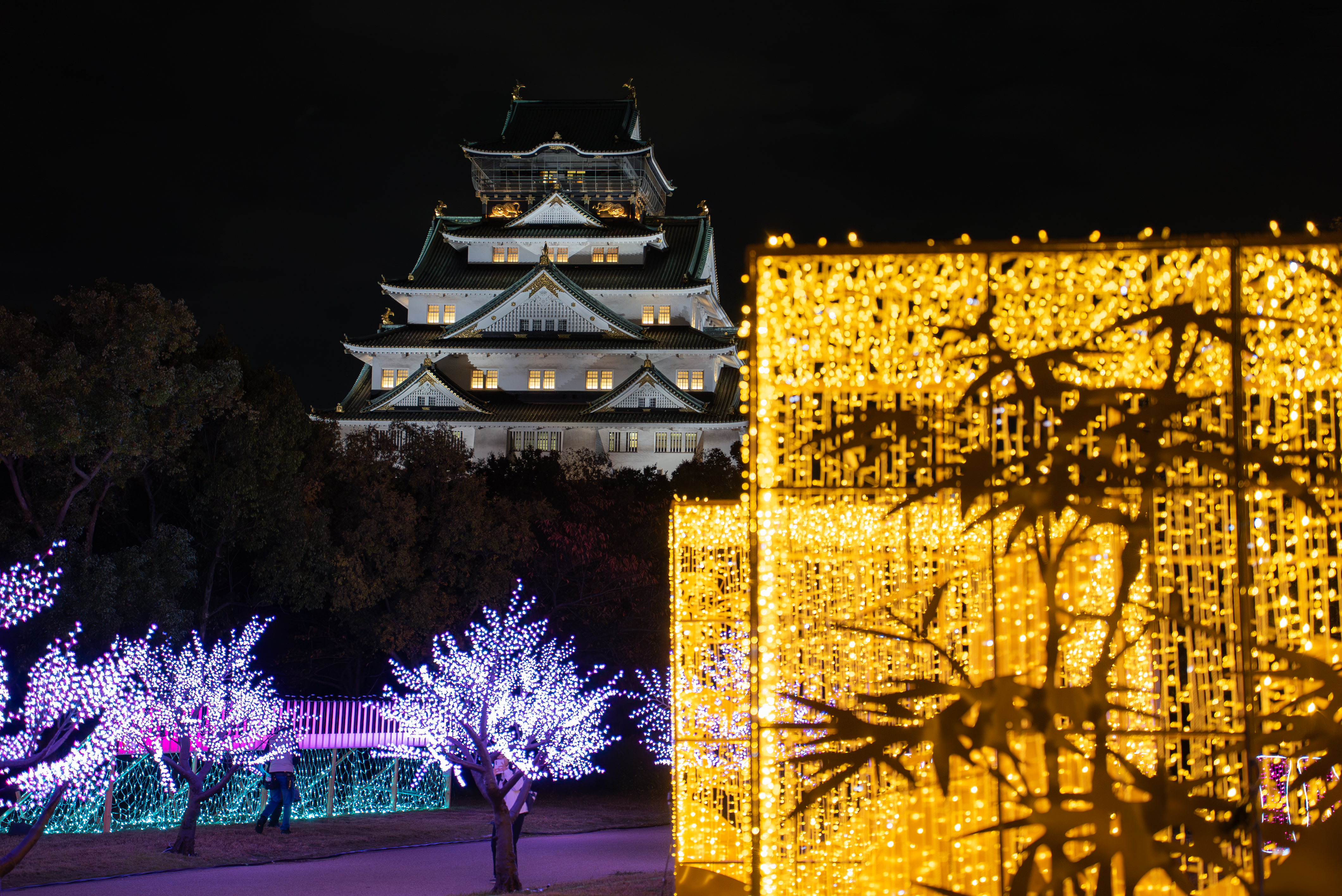 大阪城イルミナージュ 会場風景｜黄金の光のカーテンと大阪城
