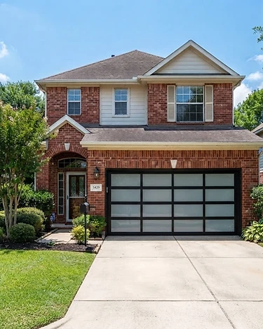 Home with a new garage door visualized using RENDER/LEAD GARAGE