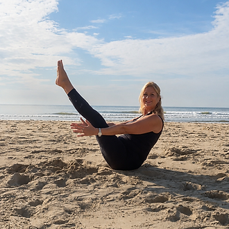 Jacqueline ontspannen in een hangstoel op het strand