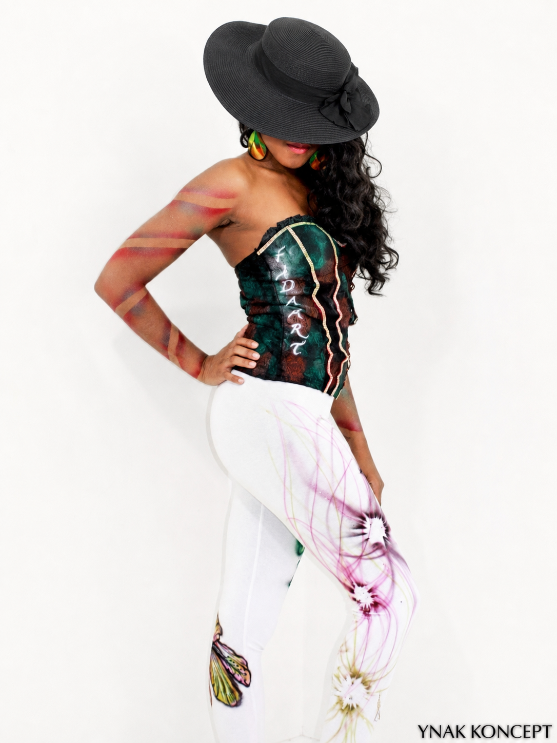 Modèle tenue + Body Painting bras