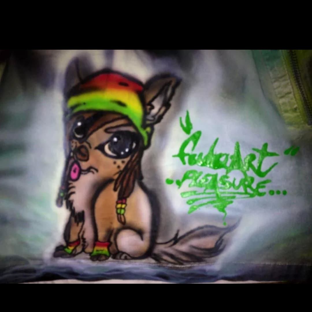 PETIT CHIEN RASTA — REGARD BRILLANT