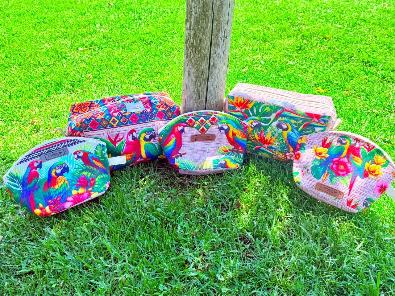 Nécessaires com araras e flores tropicais