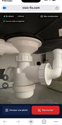 Écran du client pendant une VisioFix : sa caméra arrière filme un siphon, le nom de l'artisan est affiché dans le bandeau