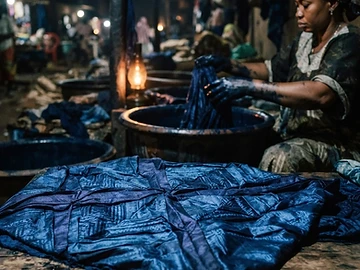 Étoffe de bazin indigo teinte à la main, Bamako