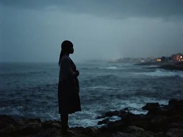 Silhouette face à l'Atlantique au crépuscule, évocation cinématographique