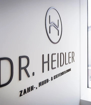 Schriftzug Dr. Heidler an der Wand der Ordination