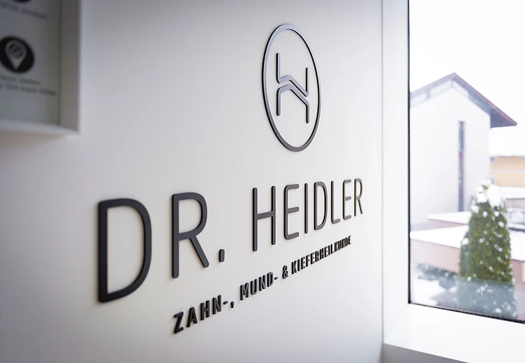 Schriftzug Dr. Heidler – Zahn-, Mund- & Kieferheilkunde in der Ordination