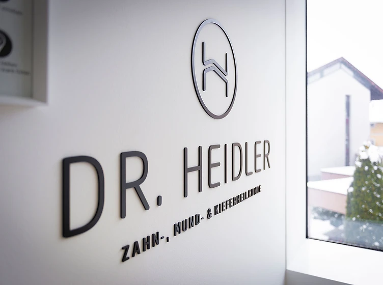 Schriftzug Dr. Heidler – Zahn-, Mund- & Kieferheilkunde in der Ordination