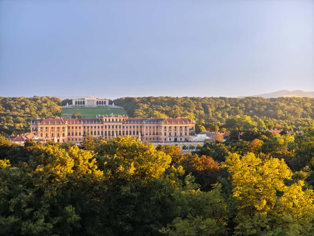 Blick von der Penthouse-Terrasse auf Schloss Schönbrunn und die Gloriette