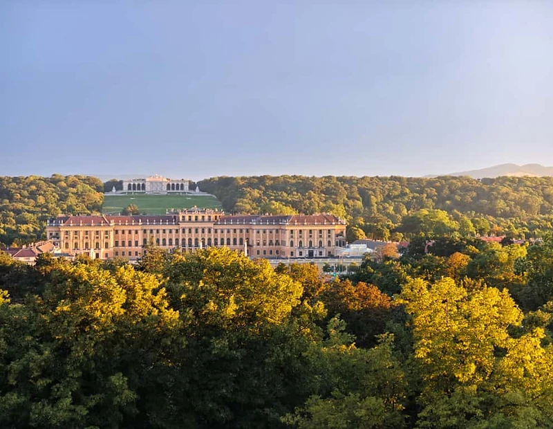 Panoramablick von der Penthouse-Terrasse auf Schloss Schönbrunn und die Gloriette in Wien