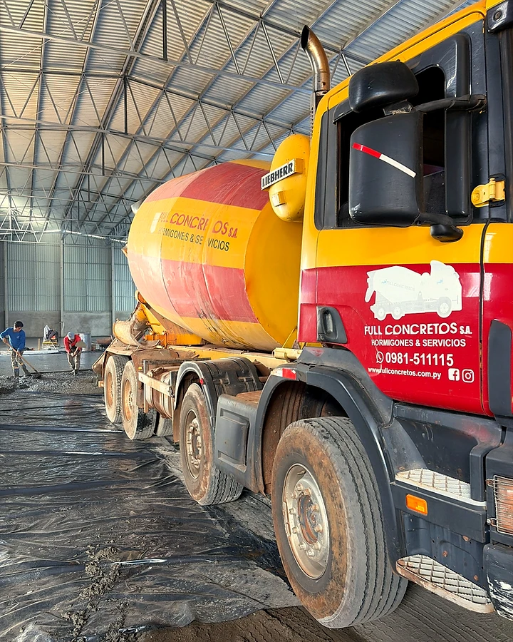 Camión hormigonero Full Concretos S.A. — flota propia