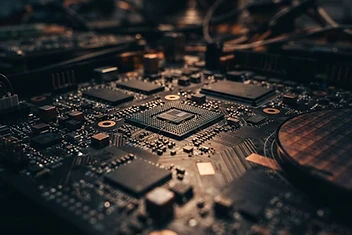Detail polovodičových čipů na desce plošných spojů – růst cen elektronických komponent